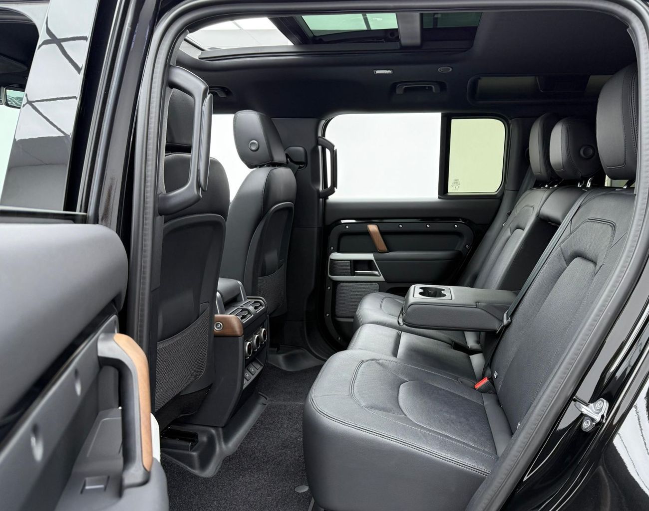 Land Rover Defender P300 110 2.0L (5 Seater) 2024 Land Rover Defender 110 P300, 2029 Land Rover Warranty, Excellent Cond