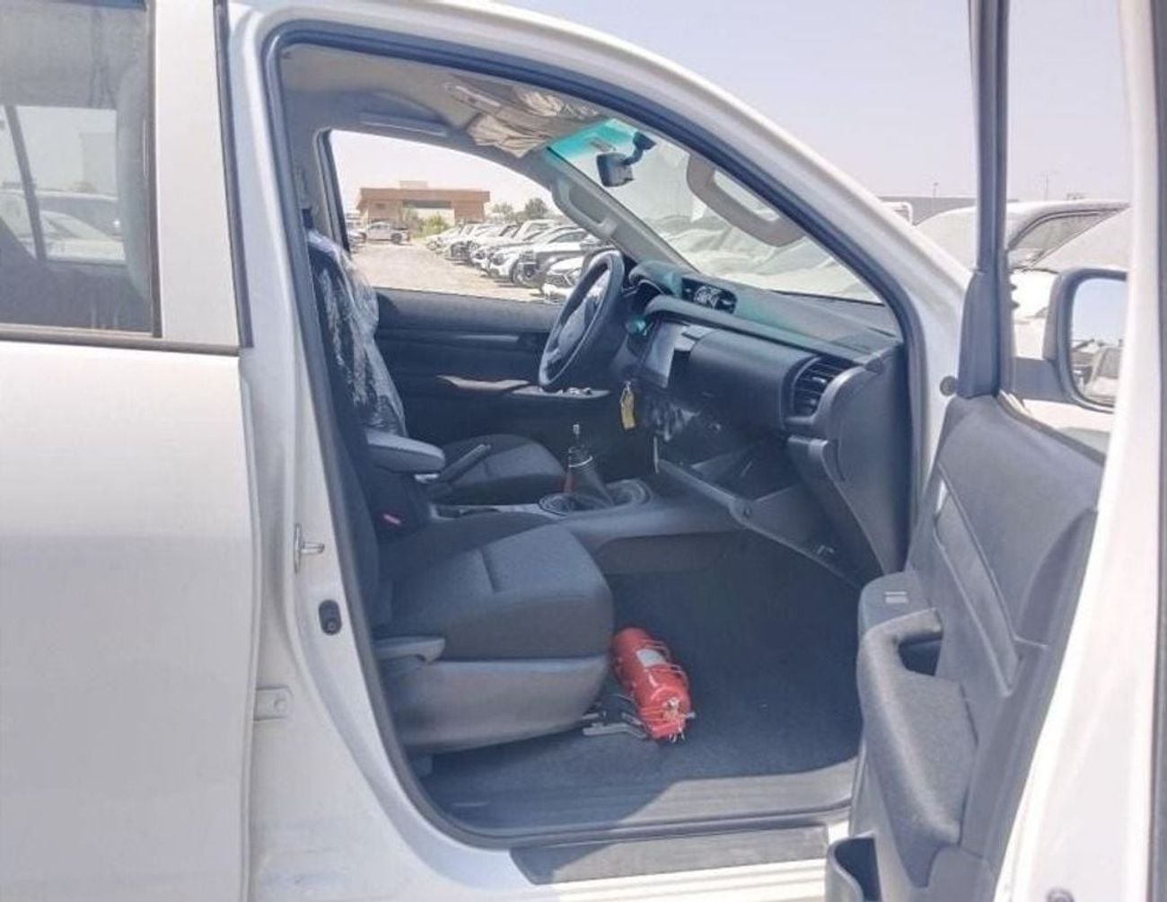 Toyota Hilux DLX 2.4L DEISEL M/T DOUBLE CABIN PICKUP ▾