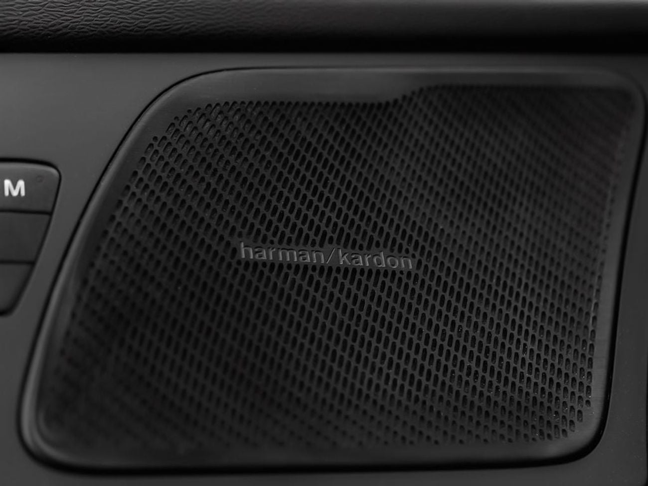 فولفو XC 60 ULTIMATE DARK