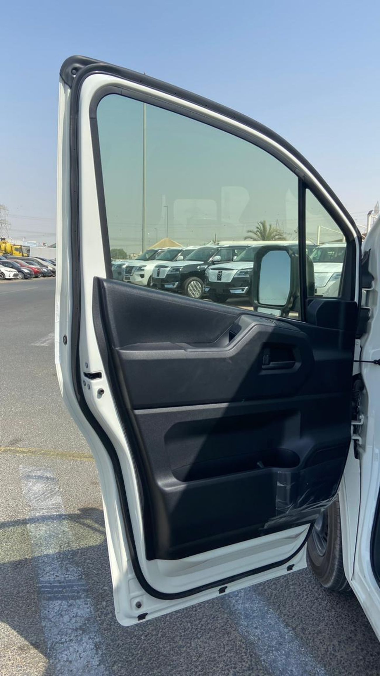 Toyota Hiace TOYOTA HIACE 2.8 DIESEL DX MANUAL TRANSMISSION