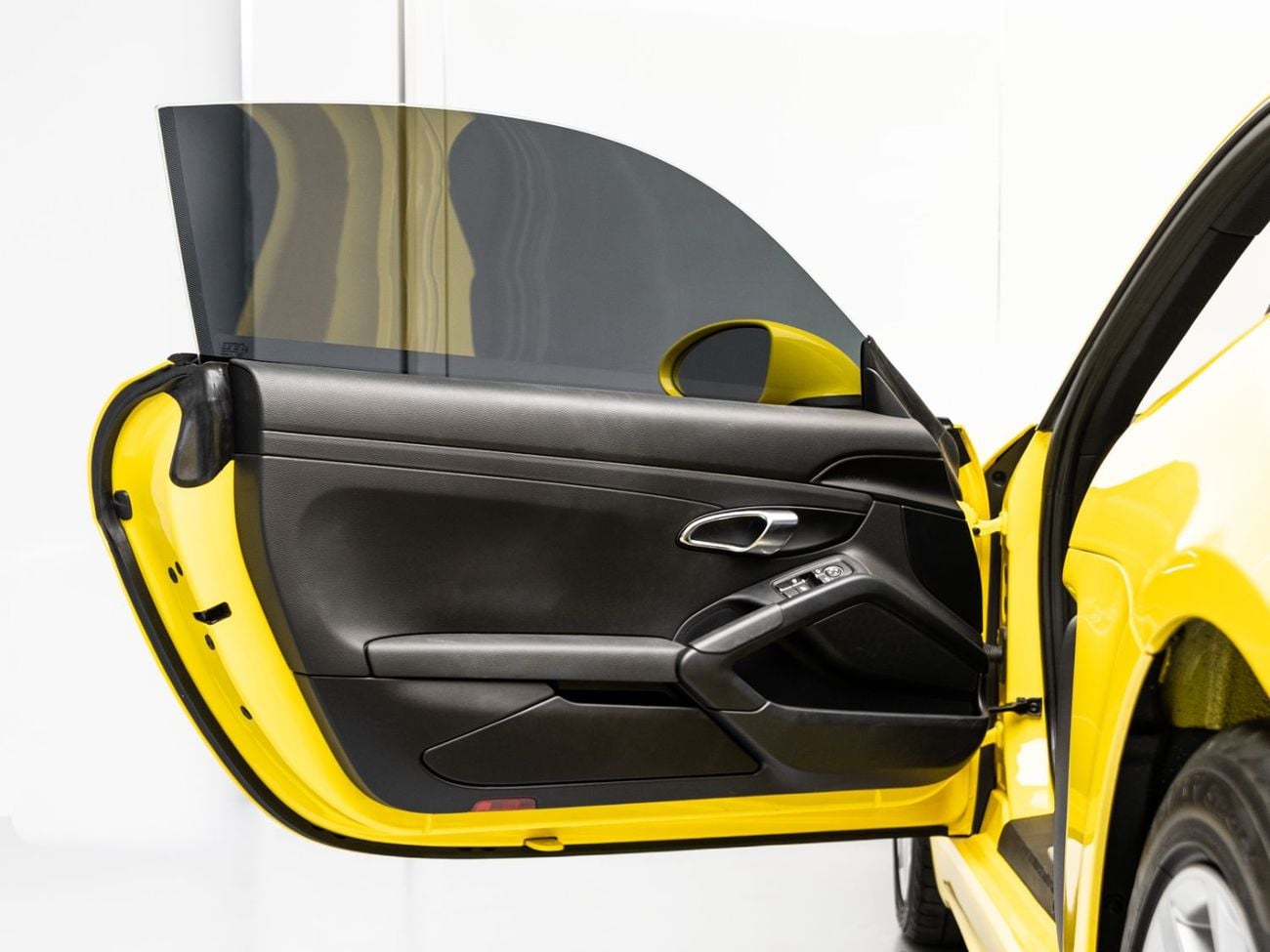 Porsche 718 Cayman Std 2.0L M/T2024 Porsche Cayman, 2.0L TC F4, RWD, 300 bhp, 6 Speed Manual