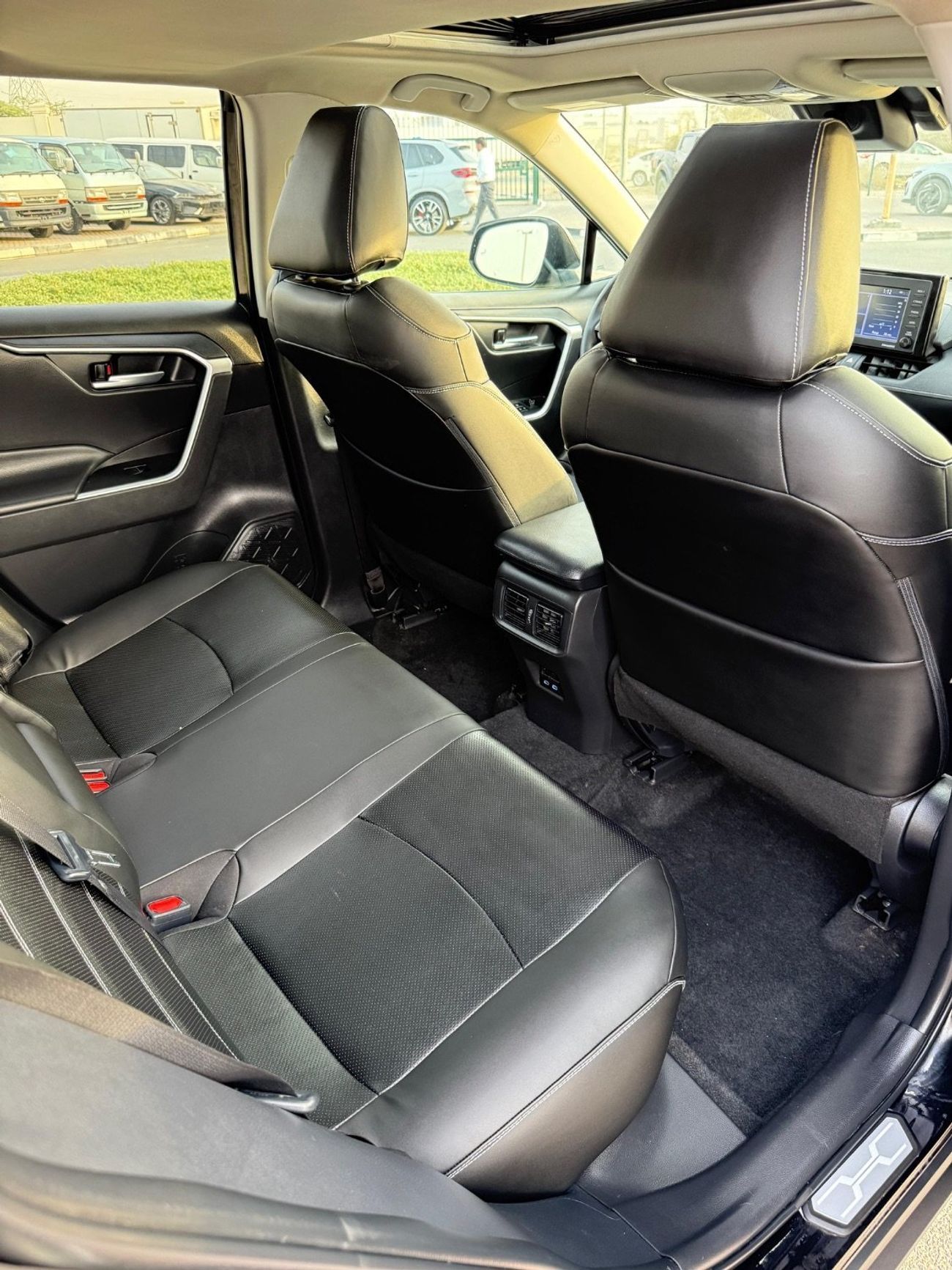 تويوتا راف ٤ XLE premium 2.5 L sunroof, leather seats, push start 2022