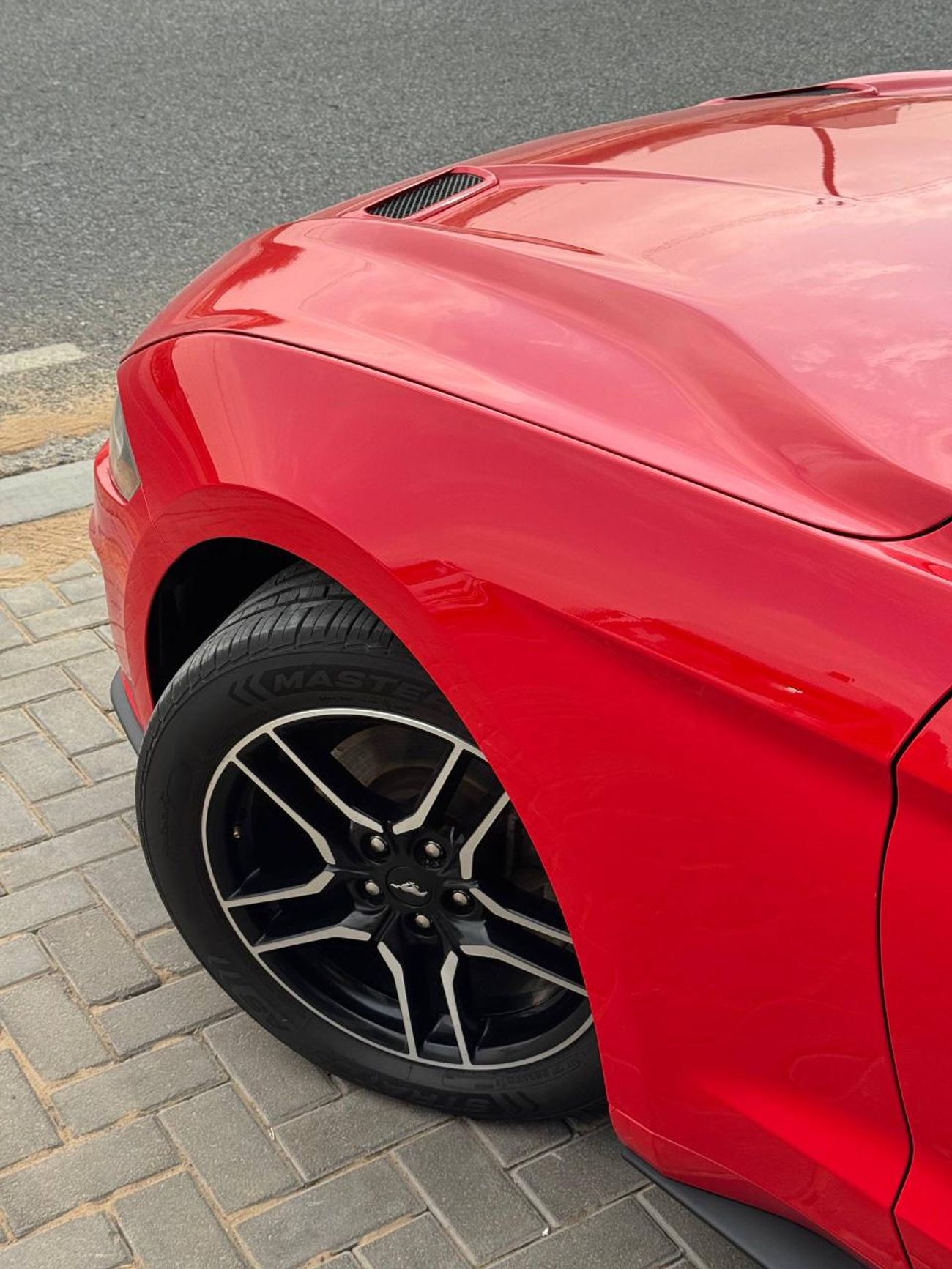 Ford Mustang EcoBoost / 2.3L V4 / BIG SCREEN / RADAR / BLIND SPOTS / REMOTE START / IN PERFECT CONDITION