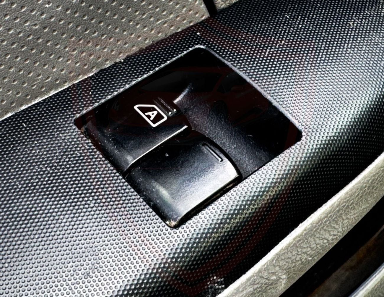 Nissan Urvan Panel Van Std 2.5L A/T (6 Seater) Petrol Nissan Urvan Van | Automatic | 2.5 L | 2022 | GCC | Acciden