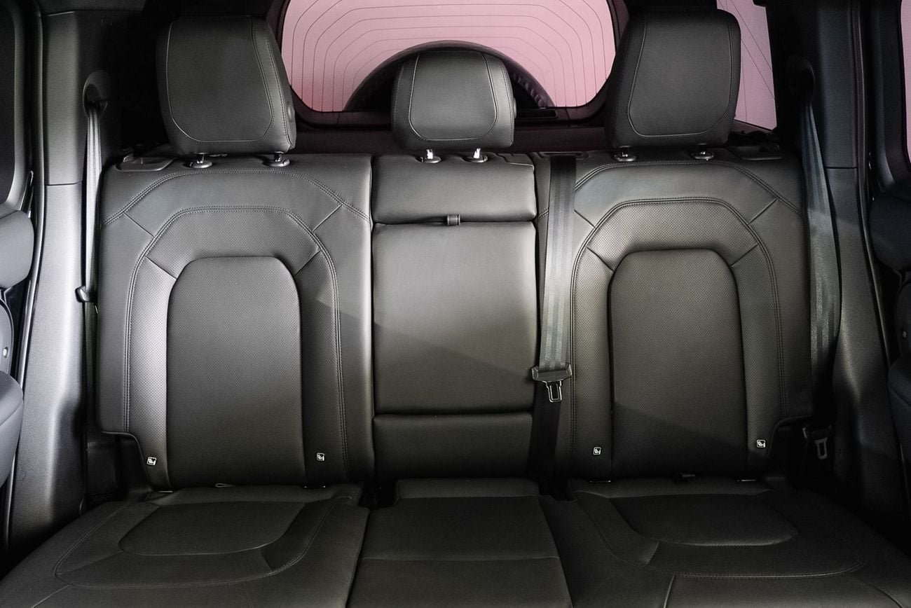 Land Rover Defender P400 110 HSE 3.0L (5 Seater)