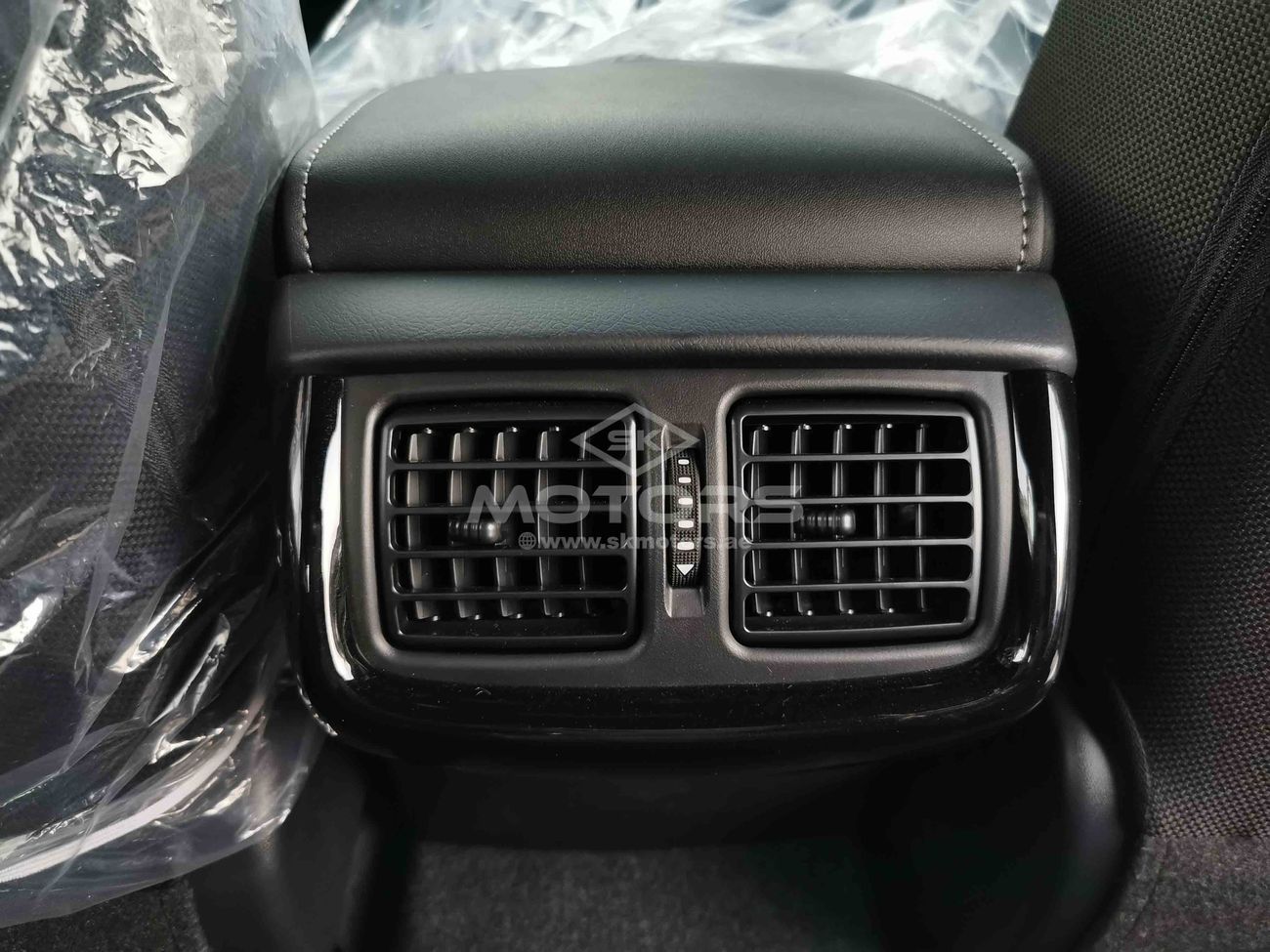 Toyota Hilux 2.8L DIESEL, 18" ALLOY RIMS, 4WD, REAR CAMERA, CONSOLE BOX (CODE # THDC01)