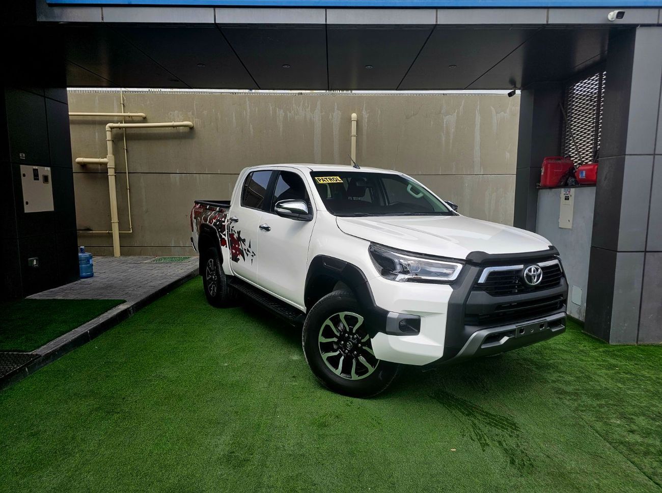 تويوتا هيلوكس SR5 PATROL/ AUTOMATIC/ AUTO WINDOWS/ WIDE BODY/ LOW MILEAGE