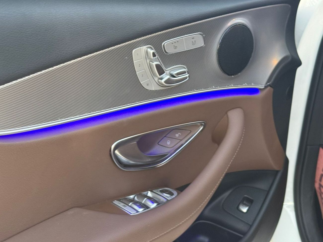 مرسيدس بنز E300 Premium + 2.0L