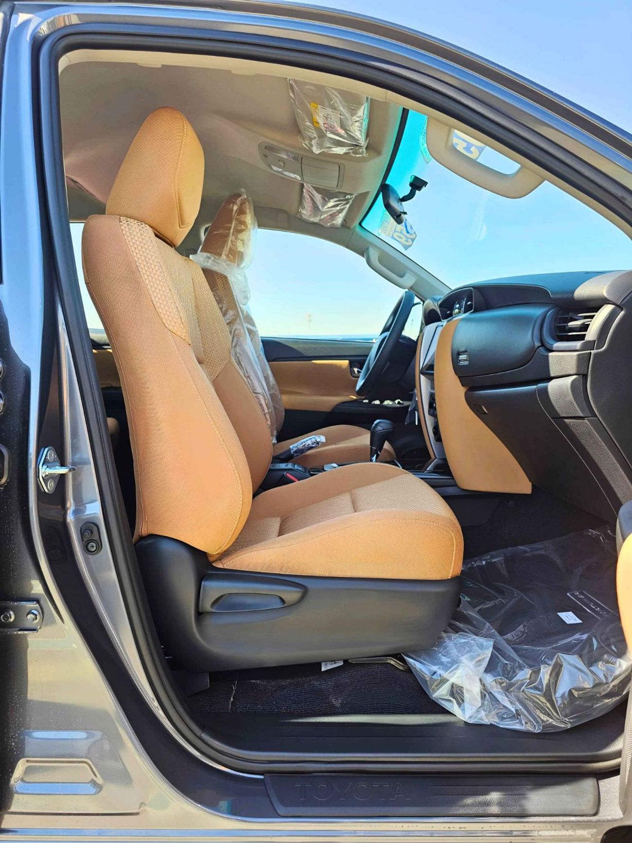 تويوتا فورتونر BASIC / 2.7L PETROL / ALLOY WHEELS / MANUAL A/C / 4WD (CODE# BASIC)