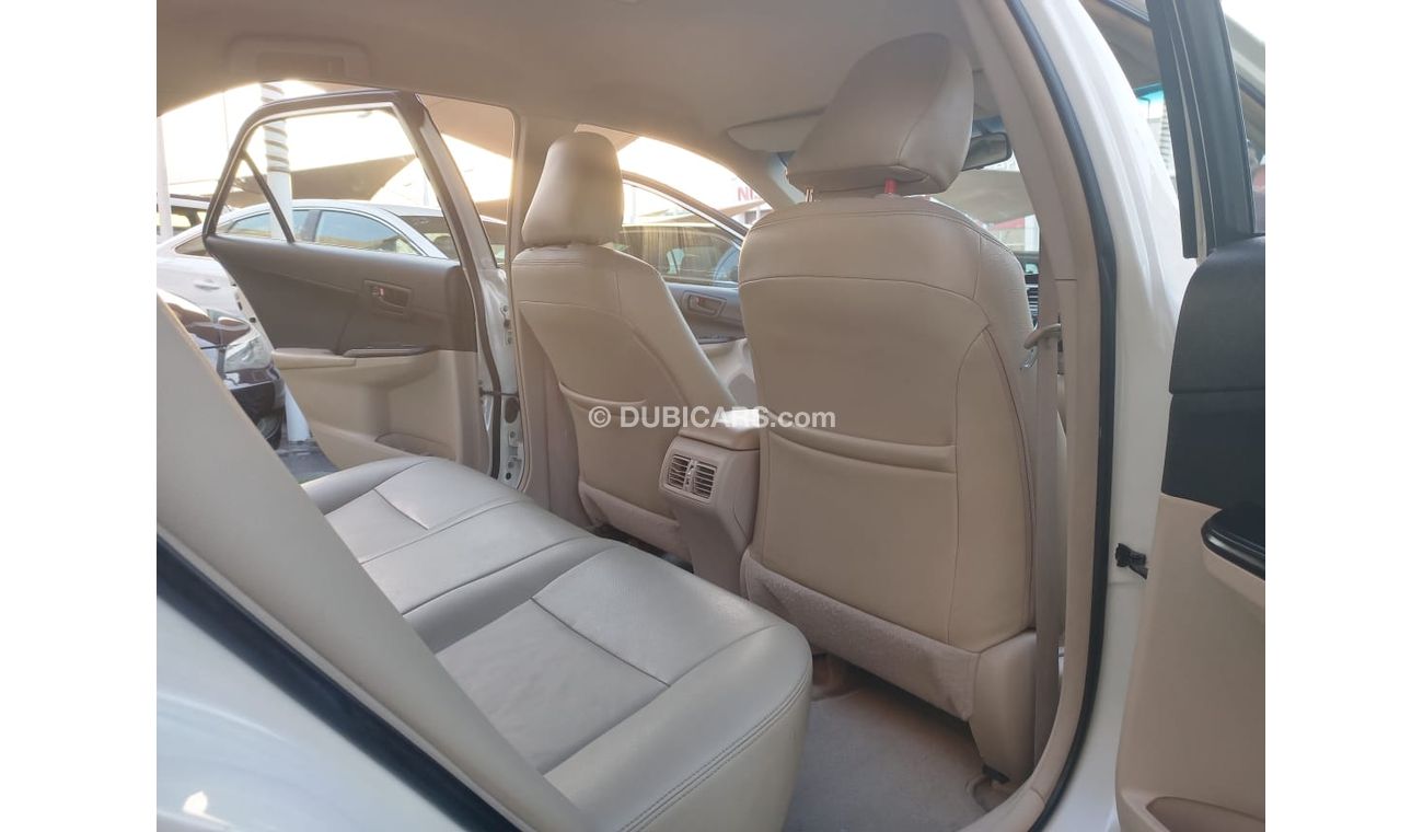 تويوتا كامري خليجى لون أبيض داخل بيج رقم 2 بدون حوادث مثبت سرعة تحكم رنجات حساسات جناح خلفى CD  - FM بحالة ممتازة