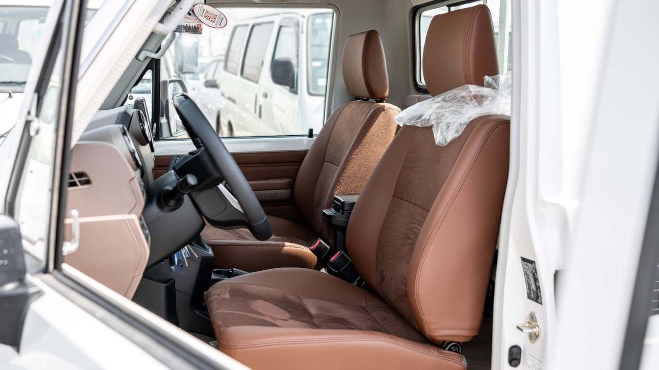 تويوتا لاند كروزر بيك آب 2025 Toyota Land Cruiser LC 79 2.8L AT Diesel (White-Brown)