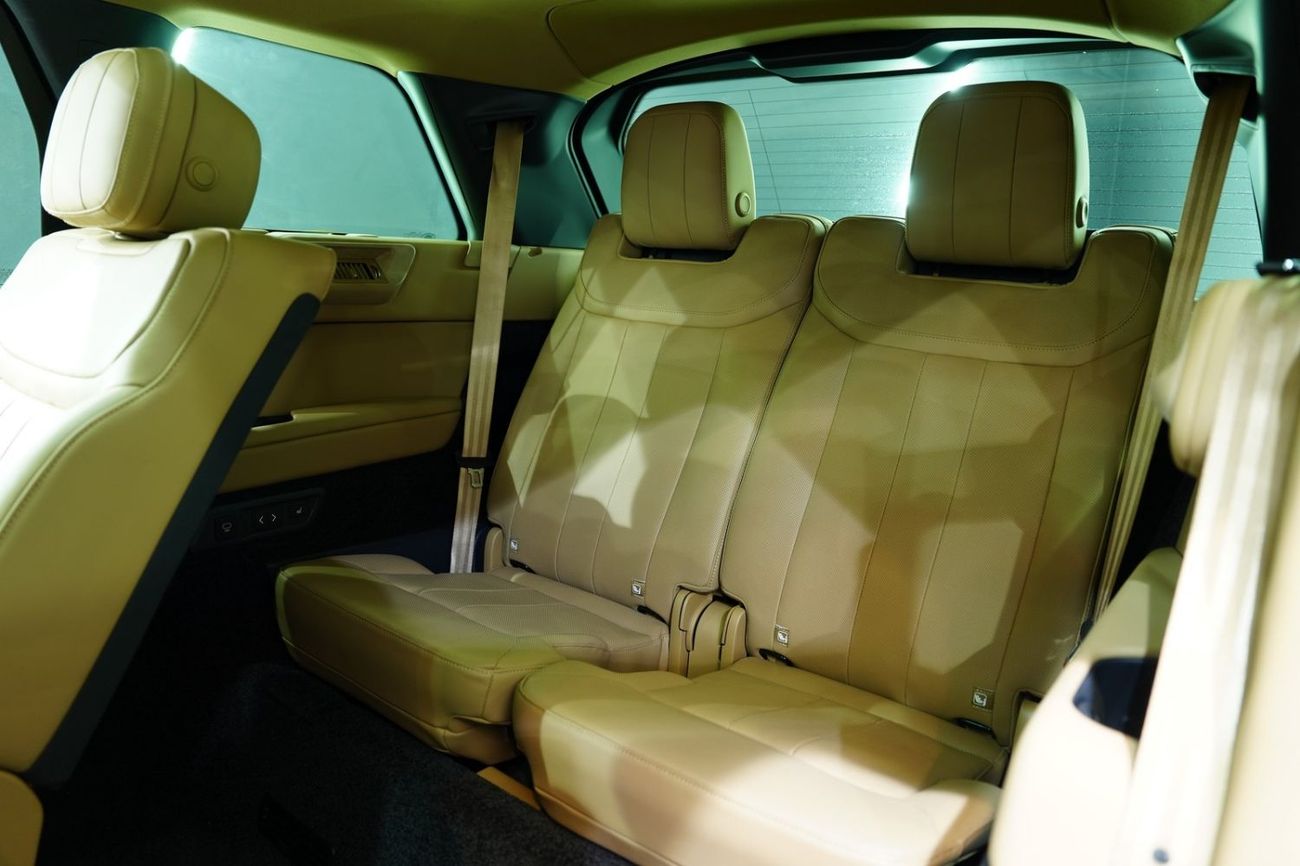 لاند روفر رينج روفر SE P400 2025 Range Rover Vogue P400 SE LWB, 7-Seater, Deployable Side Steps, Panoramic Roof!!