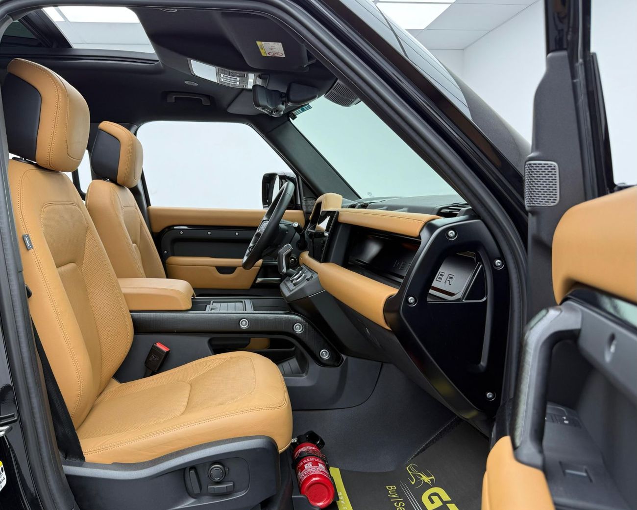 لاند روفر ديفندر P400 110 HSE 3.0L (5 Seater) 2024 Land Rover Defender 110 P400 Urban Kit, 2029 LR Warranty + Service