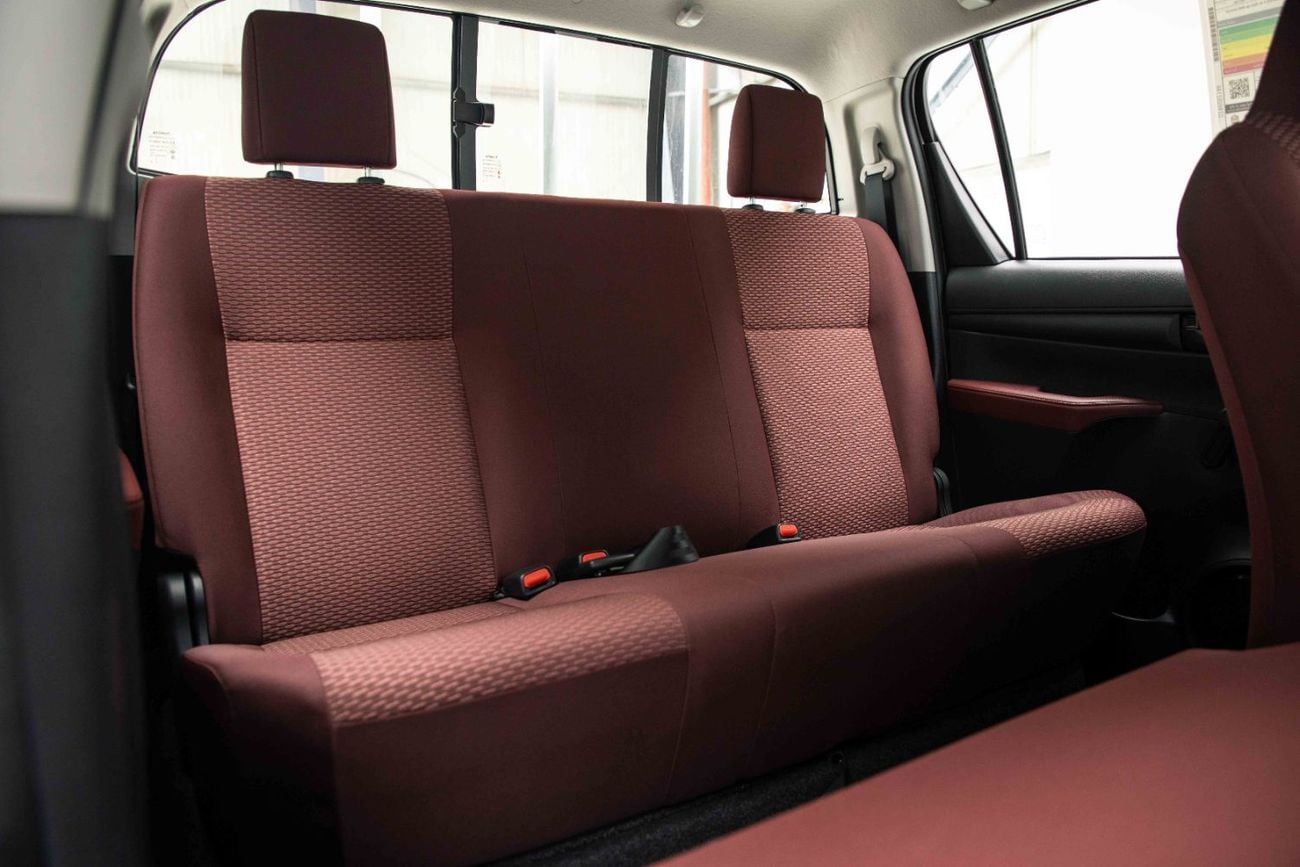 تويوتا هيلوكس DLX 2.4L - Super White Inside Maroon | Export Only