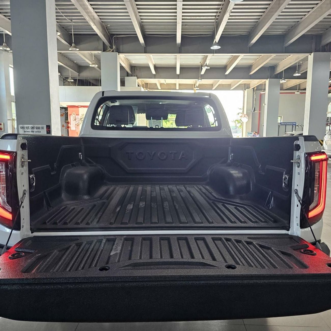 Toyota Hilux NEW SHAPE DIESEL A/T FULL OPTION DOUBLE CABIN PICKUP