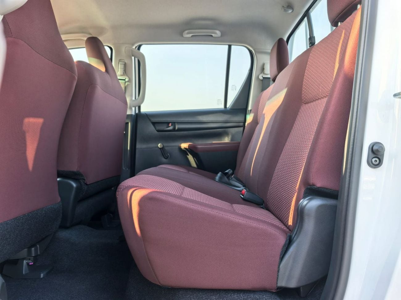 تويوتا هيلوكس DLX,2.4L,4X4,D/CAB,MANUAL WINDOW,MANUAL GEAR,2026MY ( EXPORT ONLY)