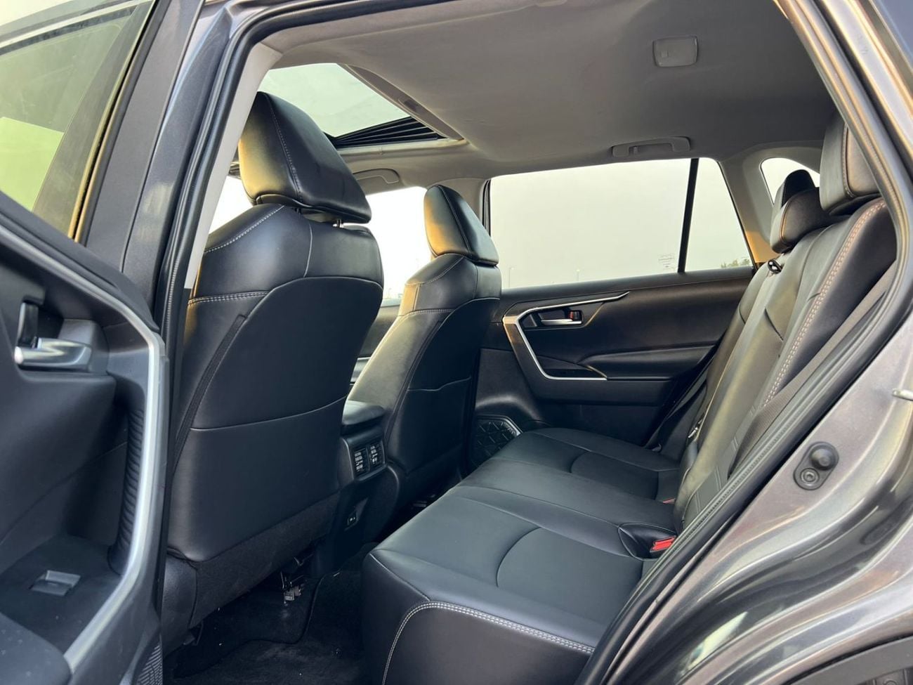 تويوتا راف ٤ XLE 2023 Toyota RAV4 Full Option - 2.5 V4 - Big Screen & Radar Sensor - Trunk Auto Push Star
