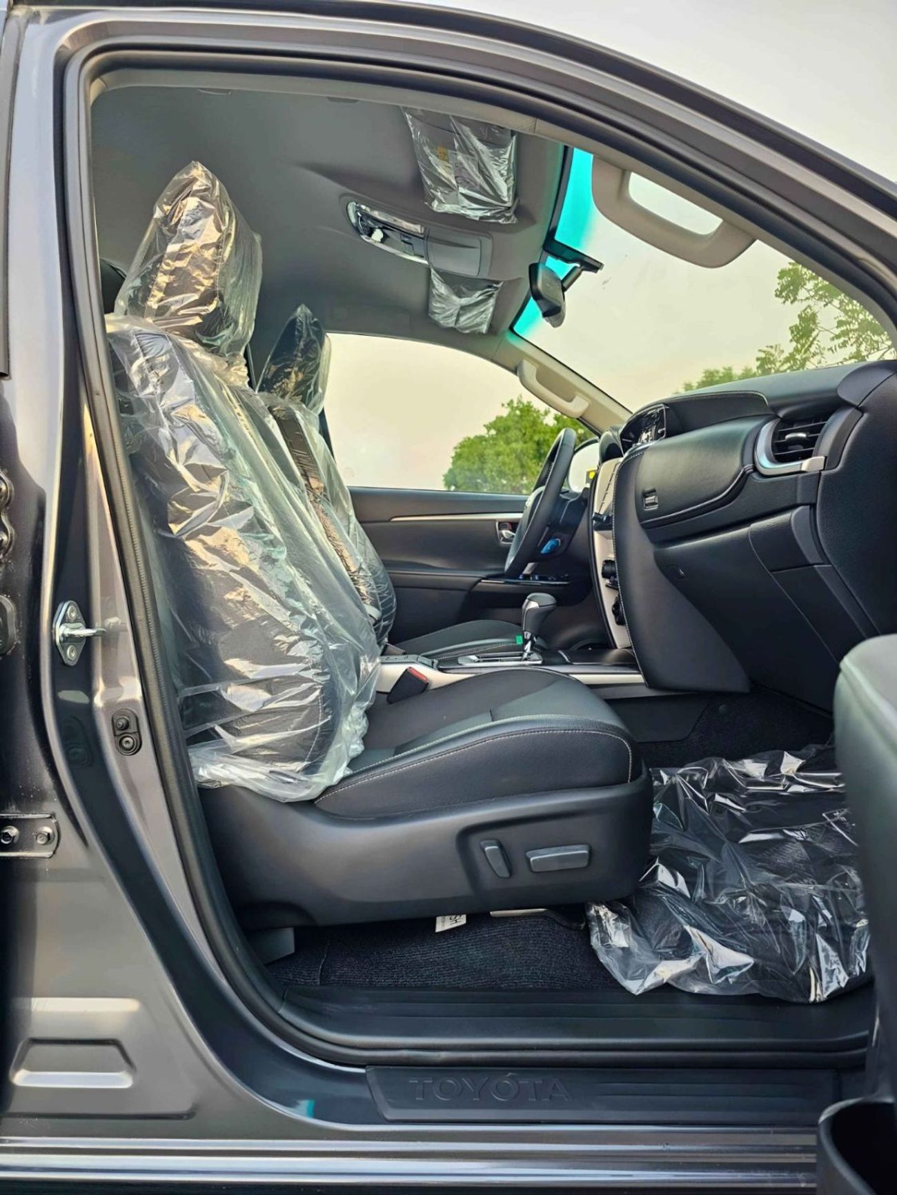 Toyota Fortuner SR5 ADVENTURE / 4.0L V6 PETROL / CLIMATE WITH LEATHER SEATS / DIFFLOCK / AUTO A/C (CODE # F6HA)