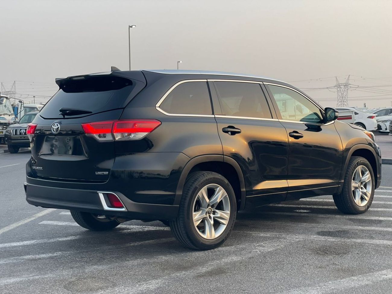 تويوتا هايلاندر 2017 Toyota Highlander Limited Edition Full Option 3.5L V6 - Full 8 Seater With Auto Truck and Radar