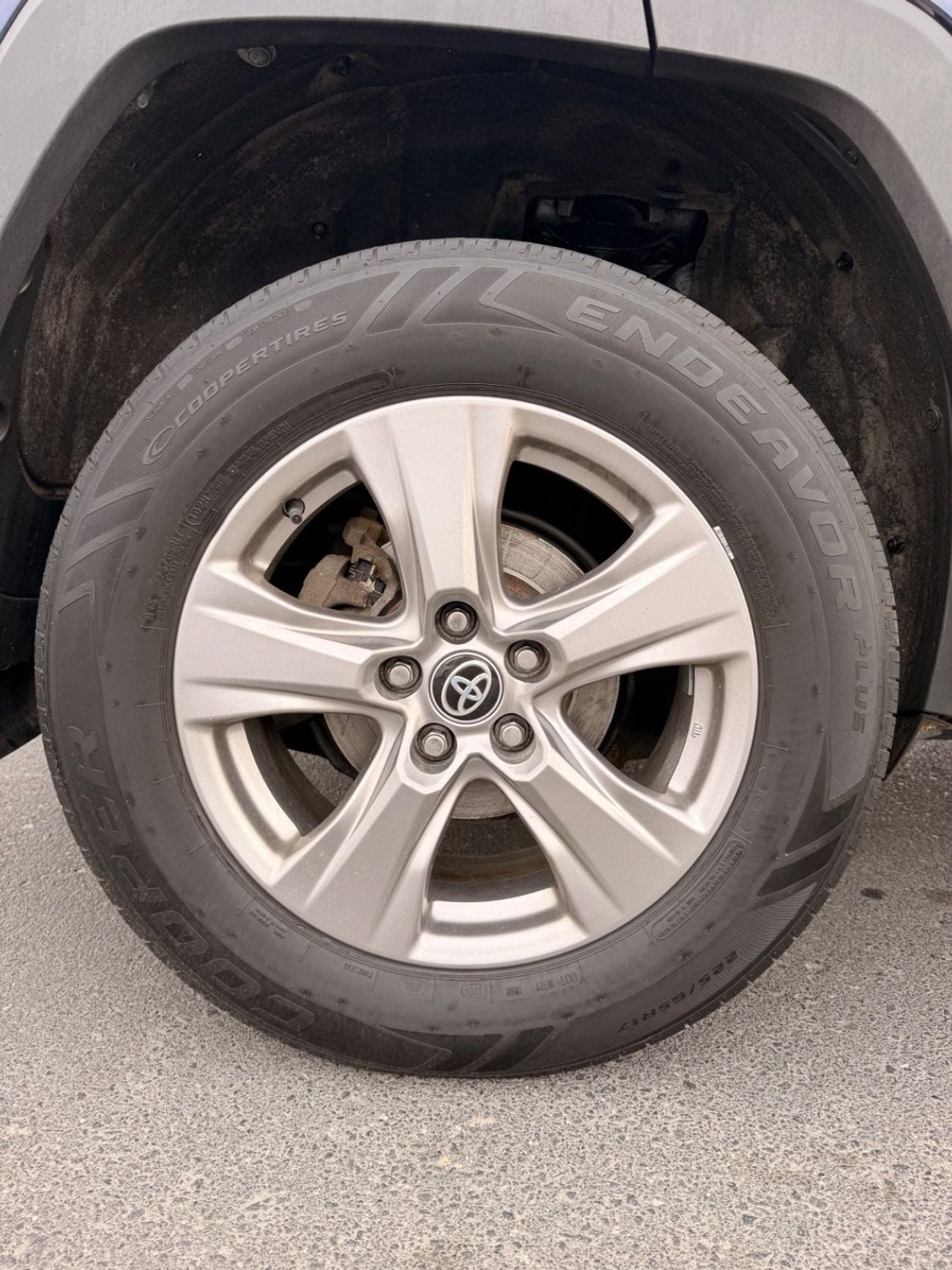 Toyota RAV4 XLE 2.5L  4X4 Sunroof, push start full option