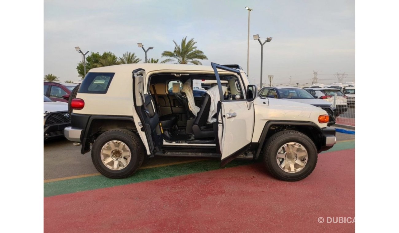 تويوتا إف جي كروزر Toyota FJ Cruiser 2023 White color 4WD 4.0L petrol