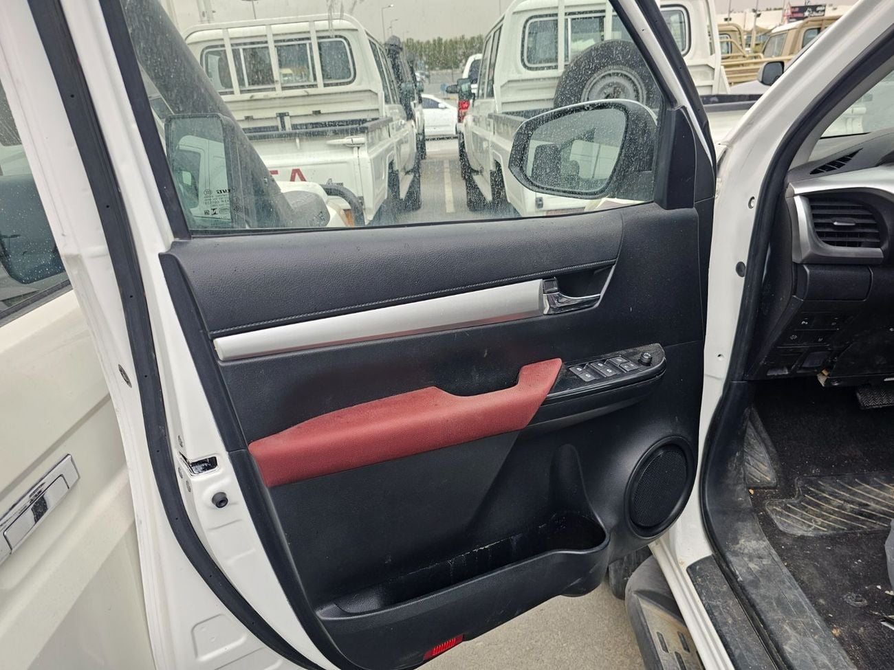 Toyota Hilux S GLX LHD 2.4L V4 DIESEL ENGINE Push Start Automatic Gear 4WD Original Power Window 5 Seats 4 Doors