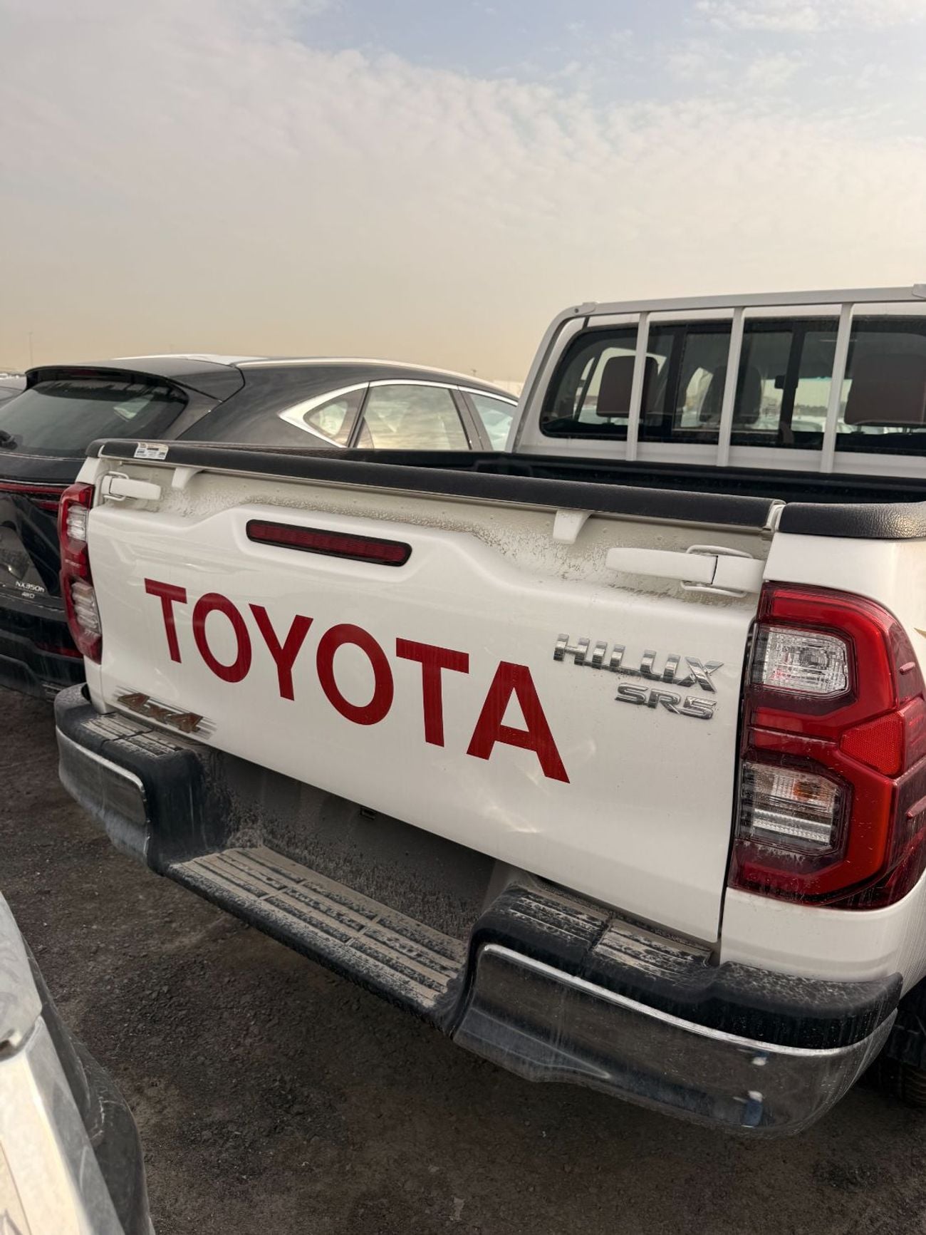 Toyota Hilux 2.7L - Super White Inside Red
