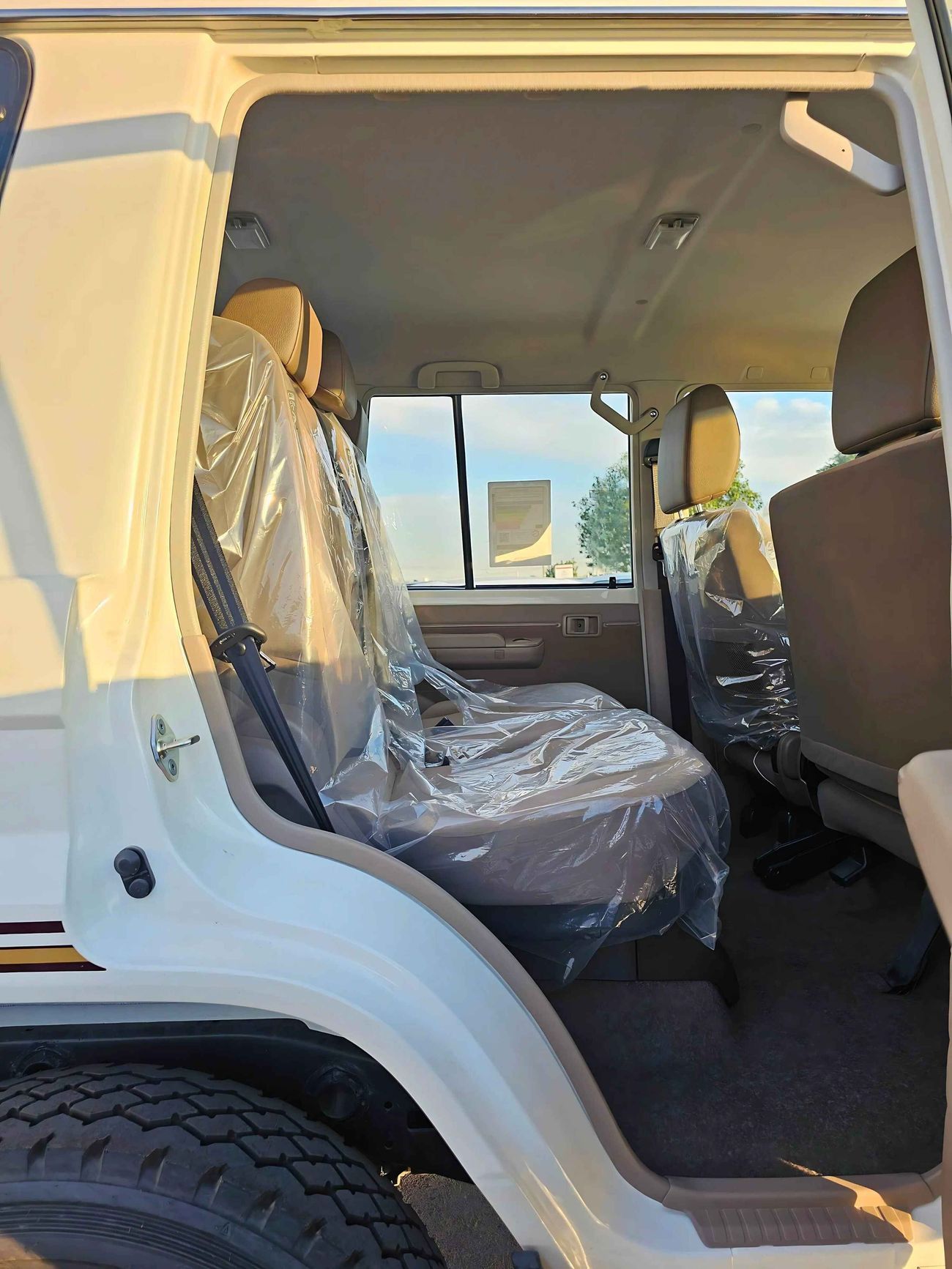 Toyota Land Cruiser 70 LX LC76 / 4.0L V6 PETROL / M/T / DVD CAMERA / 5 DOOR BASIC / 4WD (CODE # 69034)