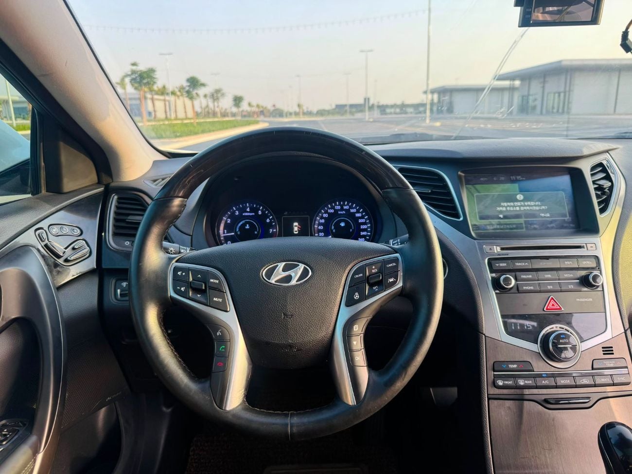 Hyundai Grandeur STD (NON GCC) Hyundai Grandeur / Azera 2015 New Shape | Top Line | Korean Specs | Clean Title