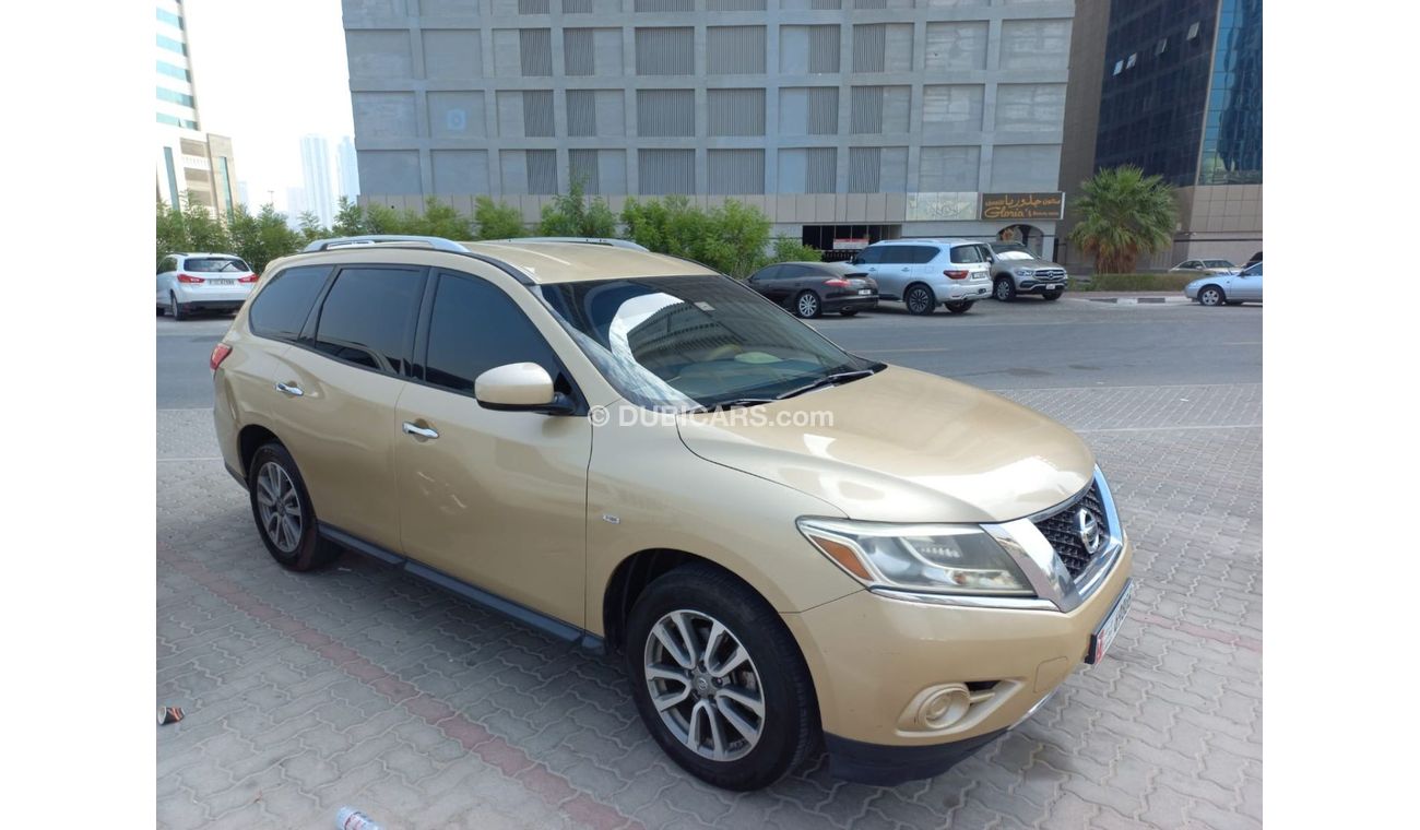 Nissan Pathfinder NISSAN_PATHFINDER_2014_CLEAN_NO_ACCIDANTS_GOLD