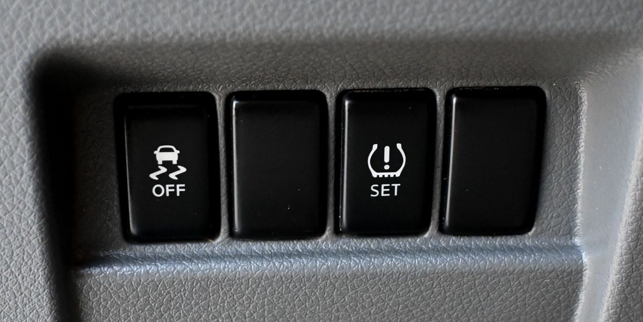 نيسان أورفان Panel Van Std 2.5L M/T (3 Seater) Petrol (5 Door)