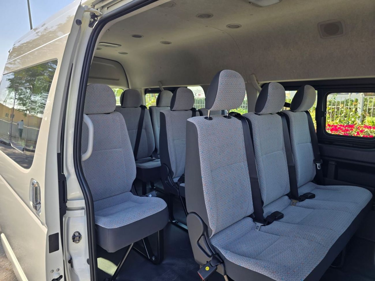 تويوتا هاياس Hiace 2.5L High Roof Diesel GL 2.5L 15-passenger