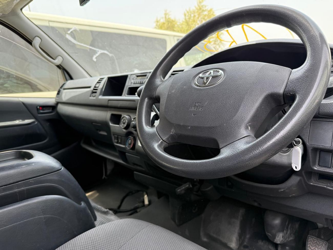 Toyota Hiace Toyota hiace 2015 diesel with seats 14 RHD white in colour