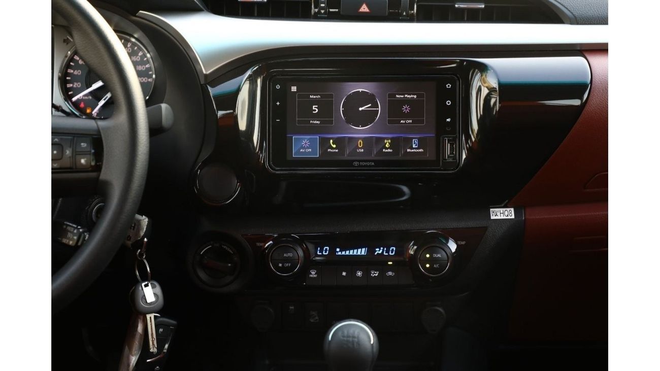 تويوتا هيلوكس تويوتا هيلوكس 4x4 DC 2.8 - 2023 - أبيض سوبر من الداخل عنابي