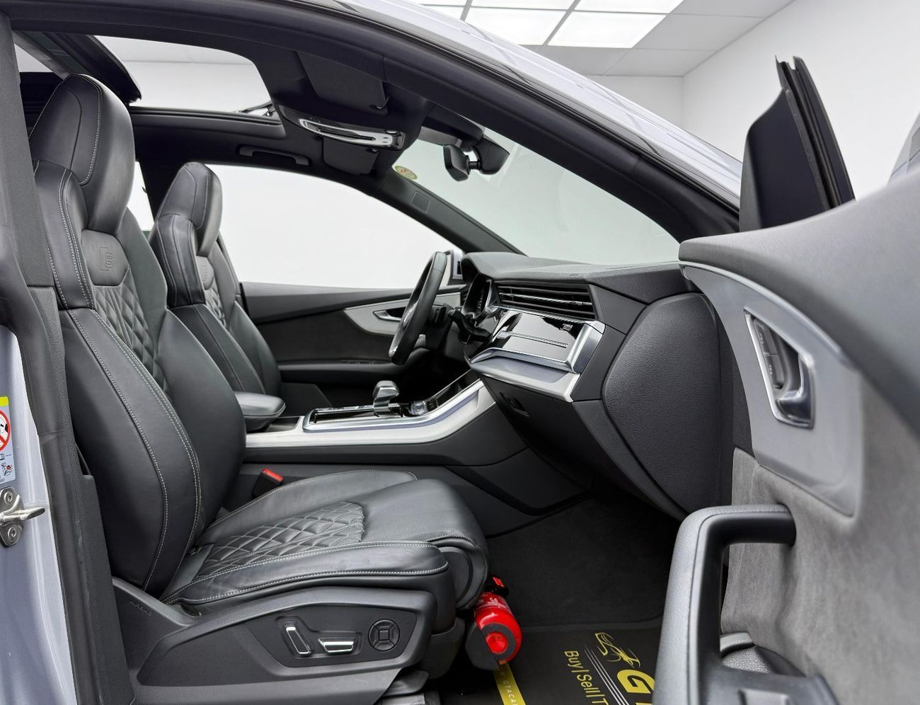 Audi Q8 55 TFSI quattro S-Line 3.0L (340 HP) 2019 Audi Q8 55 TFSI Quattro S-Line, Full Service History, Exce