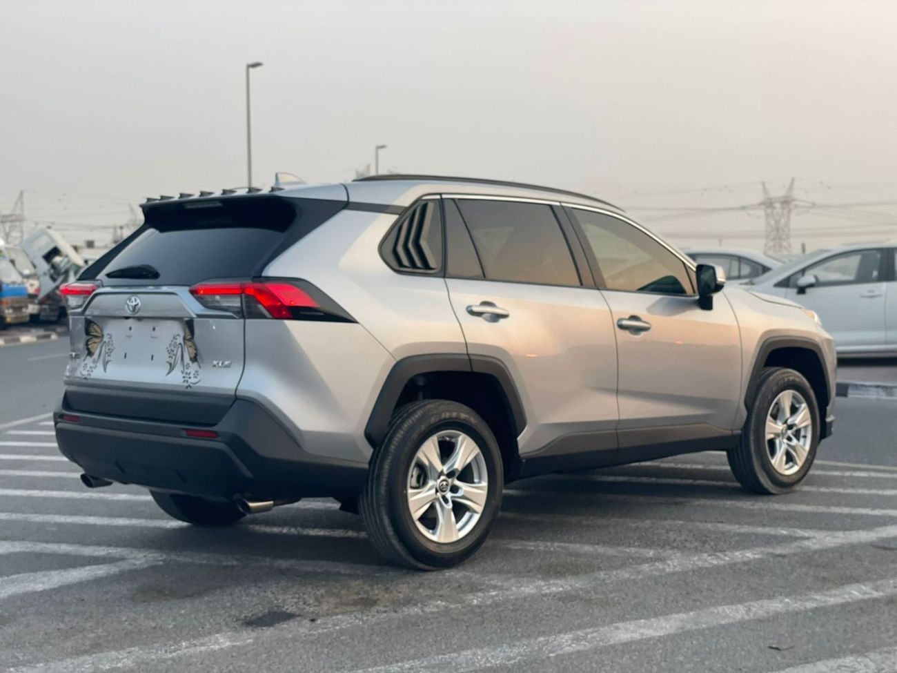 تويوتا راف ٤ 2019 Toyota Rav4 XLE 2.5L V4 - Push Start With Sunroof - MidOption