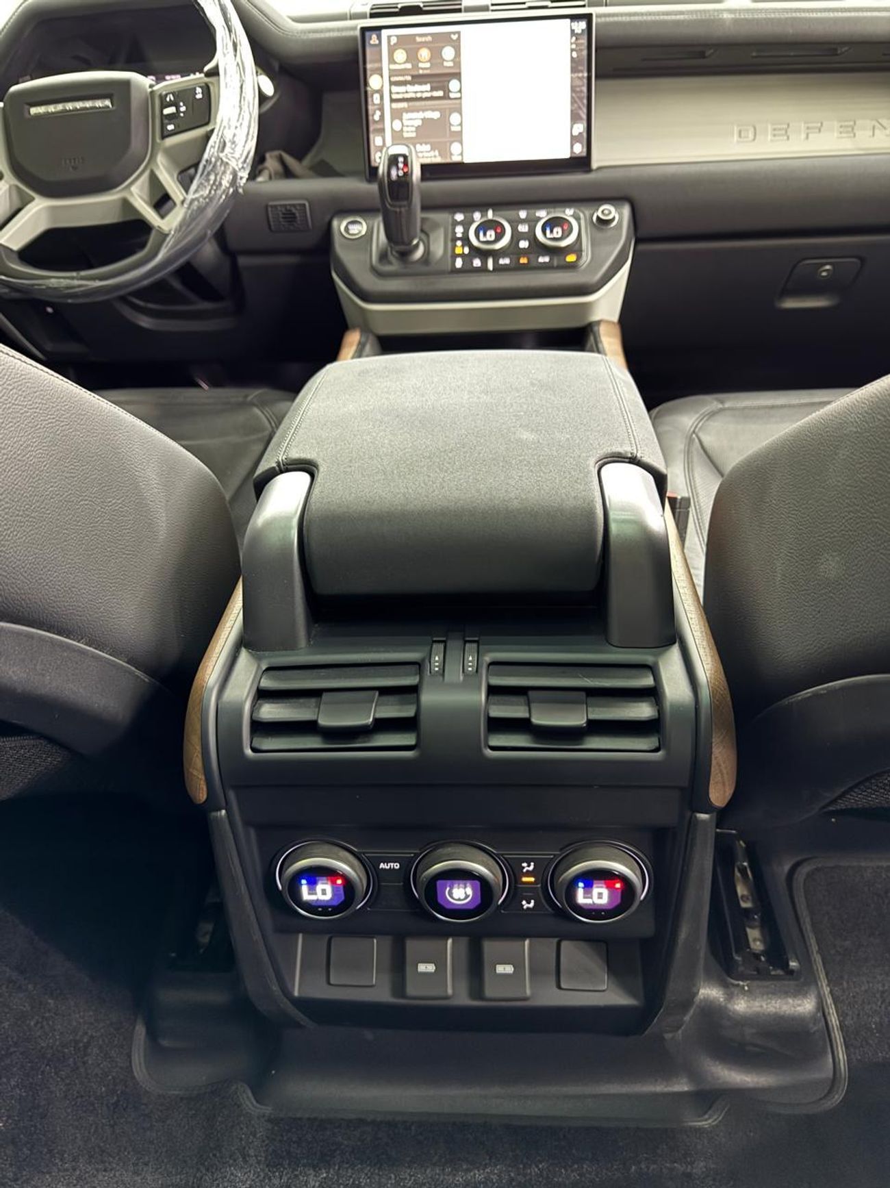 Land Rover Defender 110 SE P400 3.0L 2023 Land Rover Defender, 2028 Land Rover Defender Warranty + Service Pack, GCC