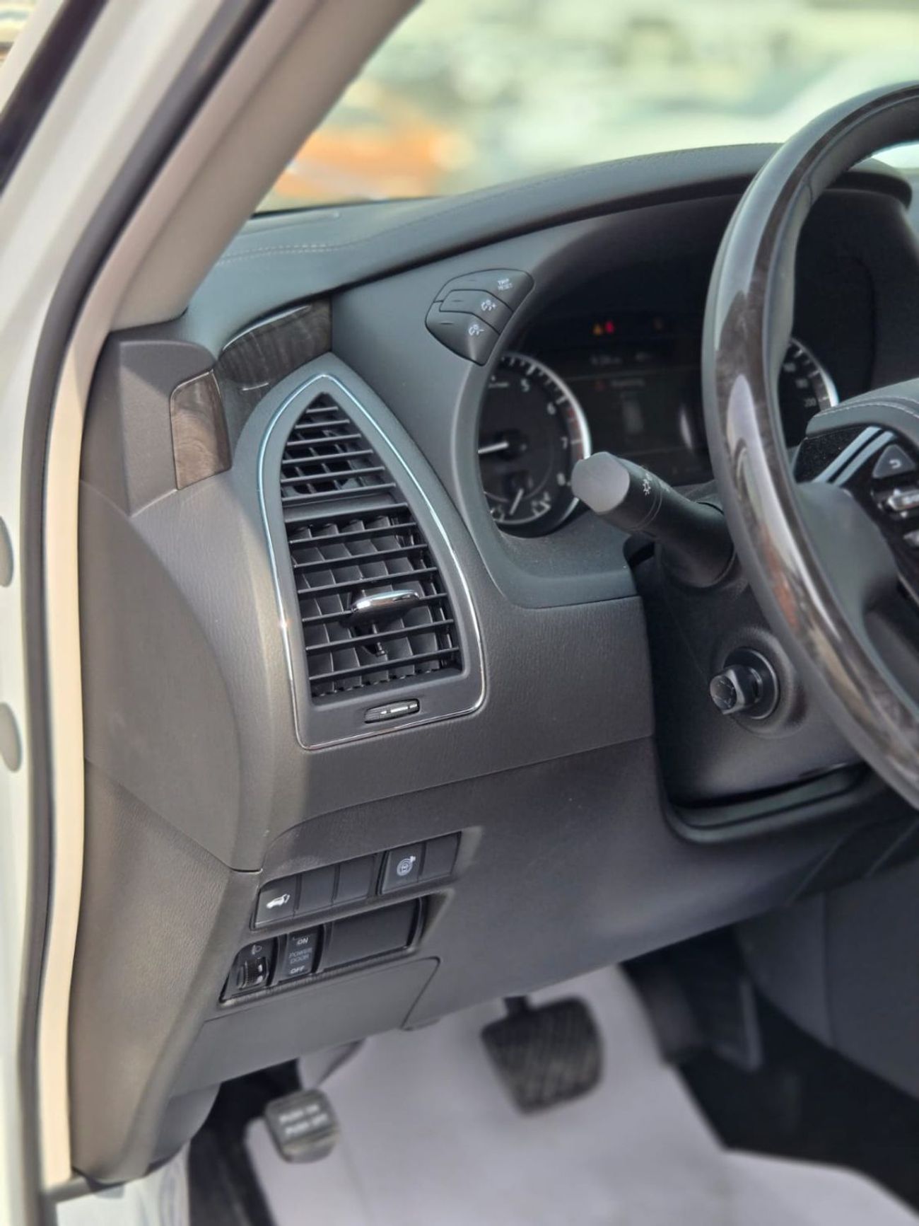 Nissan Patrol 4.0L V6 PLATINUM A/T 7 SEATER FULL OPTION