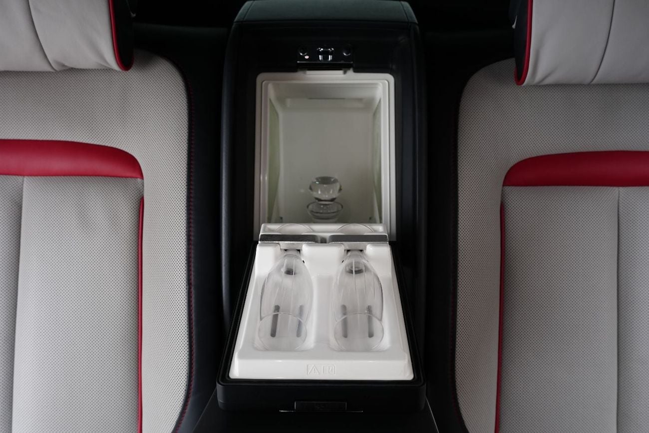Rolls Royce Cullinan BLACK BADGE , FACELIFT, Rear VIP Seats w/ Screens, Starlight, Bespoke Audio, GCC Specs!
