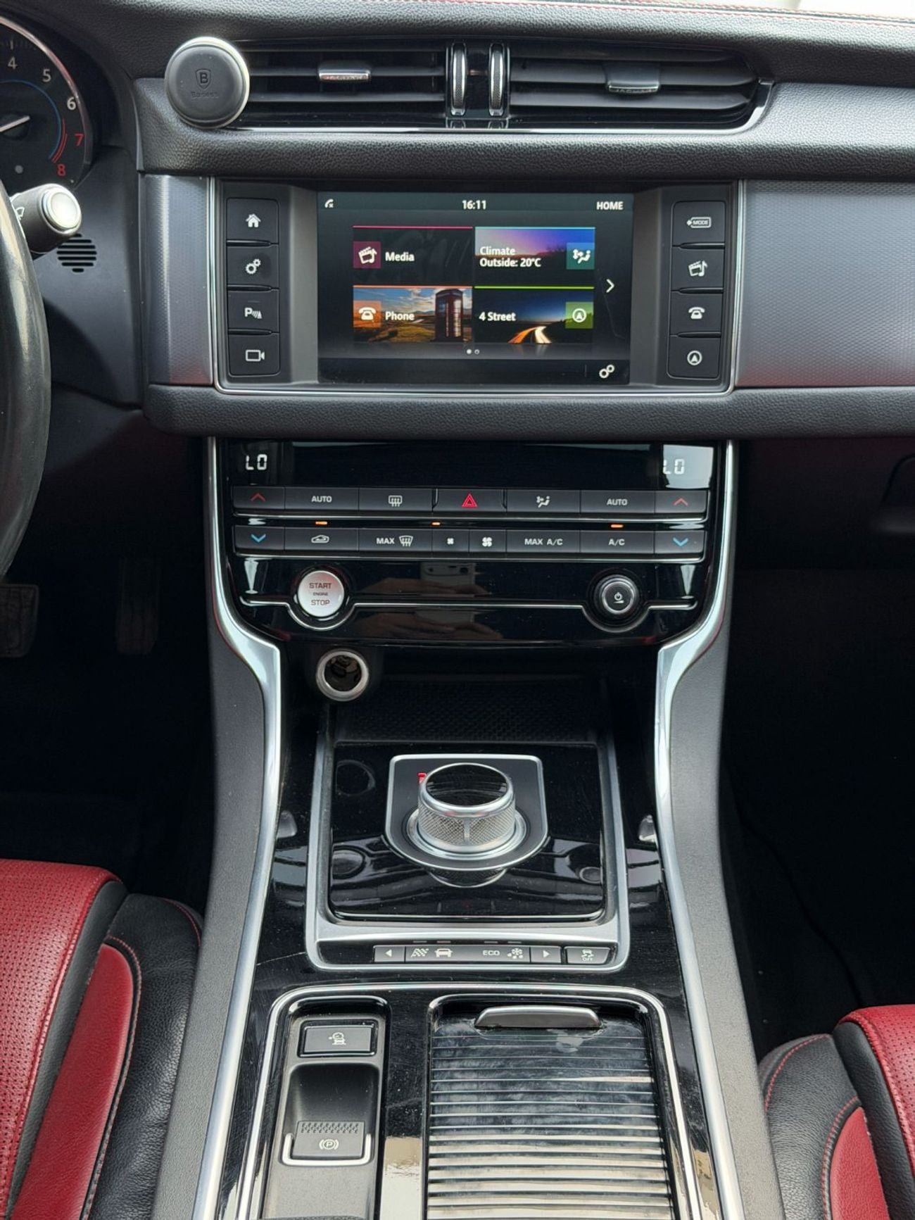 Jaguar XF R-Sport 2.0L Sedan JAGUAR XF R-SPORT | 2016 | GCC SPECS | 2.0L TURBO | AED 35,000