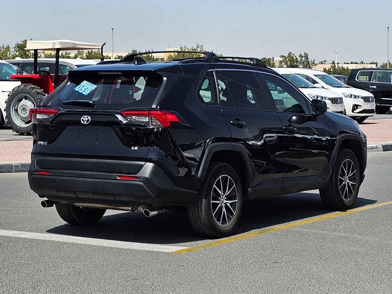 تويوتا راف ٤ LE/ LEATHER SEATS/ RIMS/ DVD CAMERA/ E BRAKE/ RADAR/ 861 MONTHLY / LOT#005417