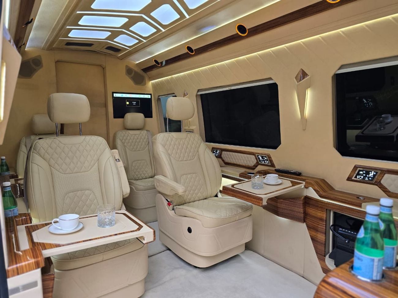 مرسيدس بنز سبرينتر MERCEDES SPRINTER 2018 DIESEL // VIP ROOM // TV // BATHROOM IN SIDE // PERFECT CONDITION //9 SEATS