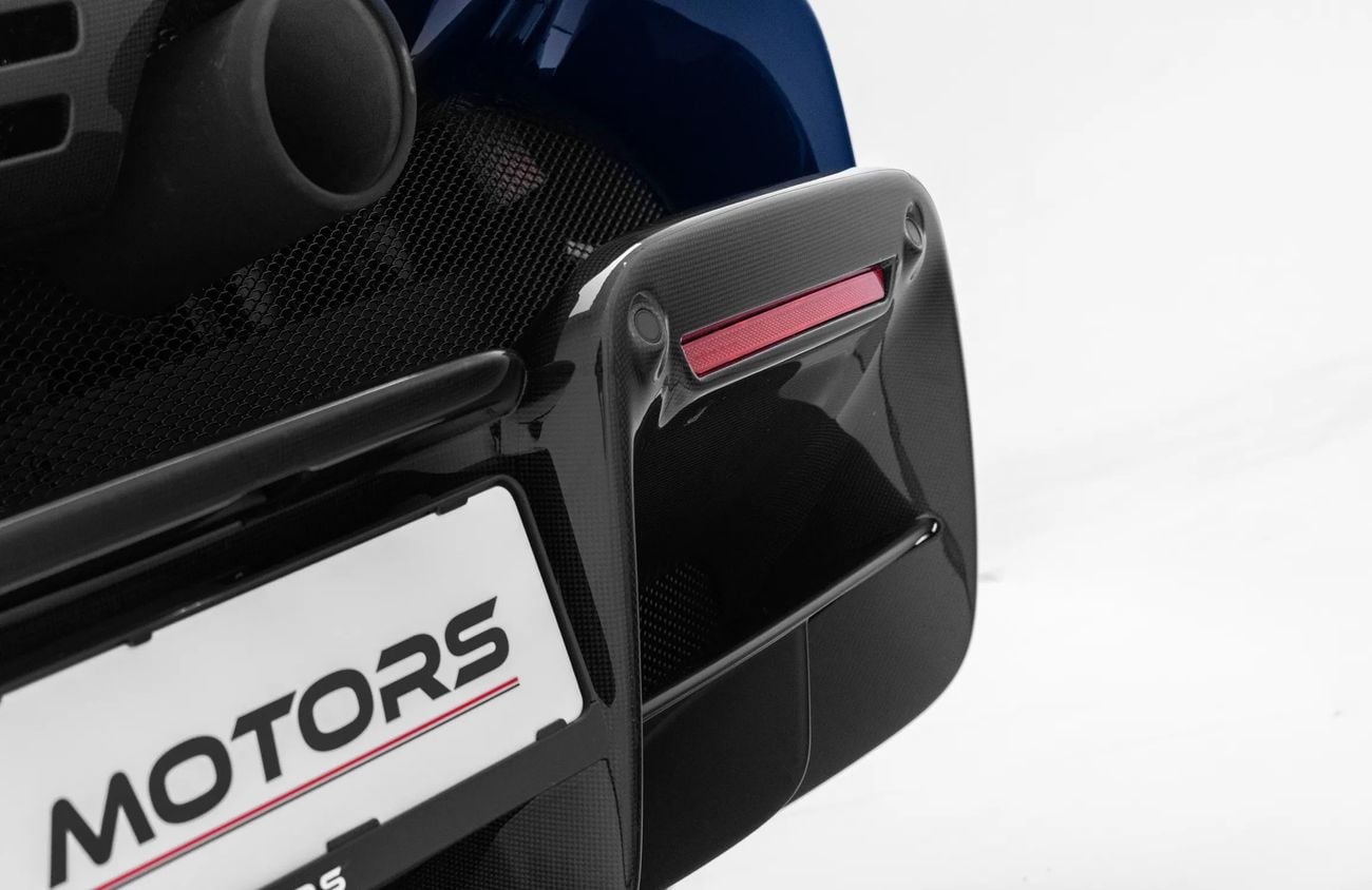 فيراري SF90 سبيدر 4.0L Twin-Turbocharged V8 + 3 Electric Motors