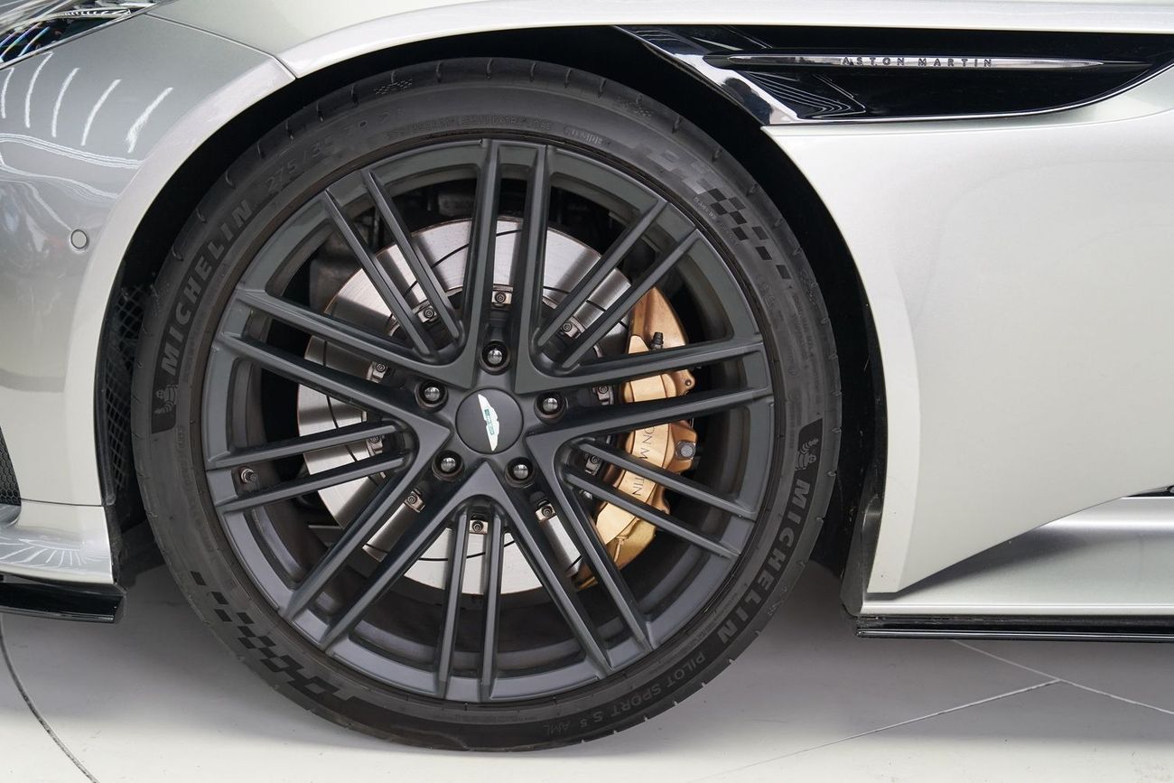 أستون مارتن DB12 VOLANTE