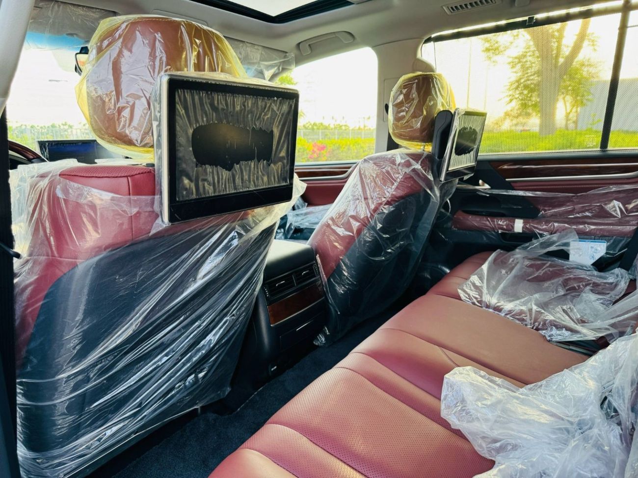 Lexus LX 570 Signature 5.7L GCC SPEC NEAT AND CLEAN LESS KILOMETER