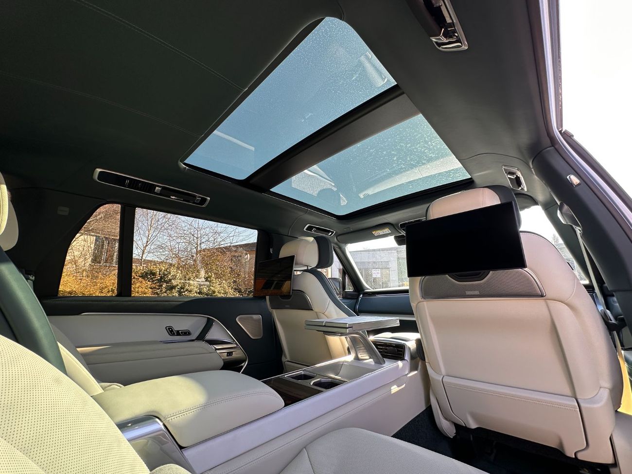 لاند روفر رينج روفر SV 4.4L P615 V8 Right Hand Drive