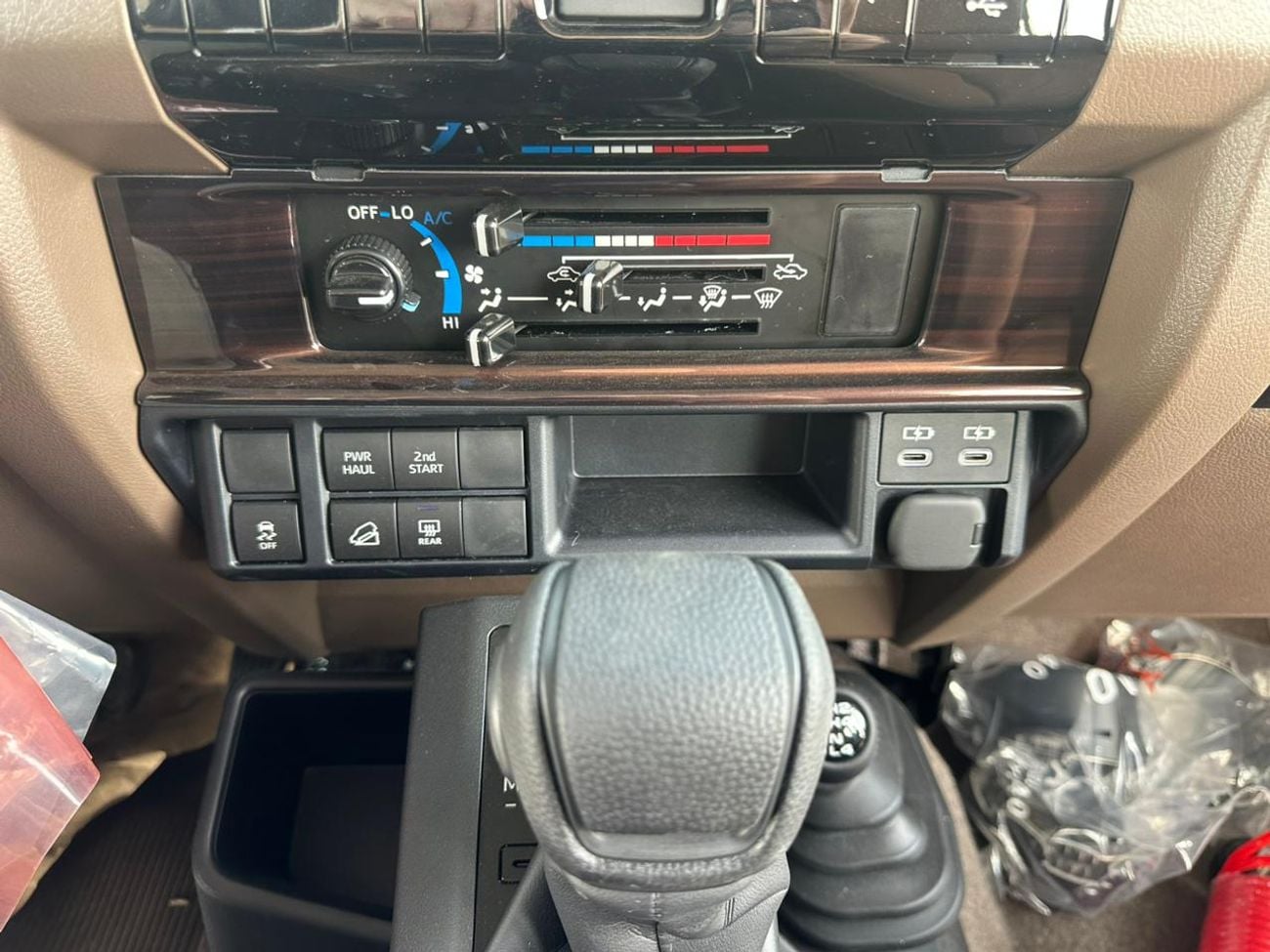 Toyota Land Cruiser 70 LX 2.8L  2025  LC76-Z 2.8 DSL  White/tan