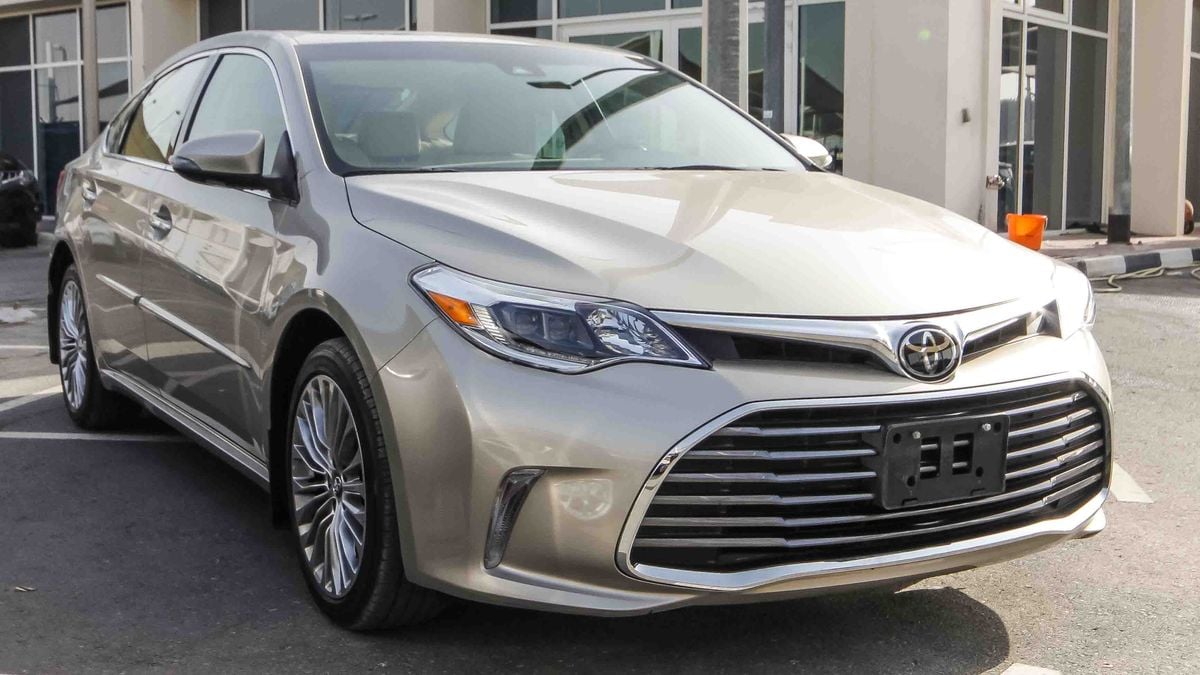 Toyota Avalon Limited for sale AED 110,000. Gold, 2017
