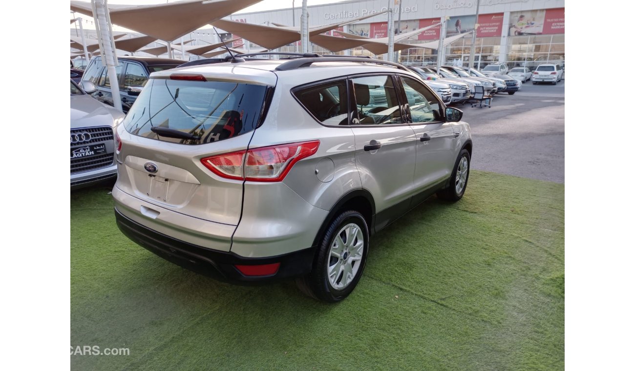 Ford Escape Gulf model 2014 silver color, fingerprint, cruise control, rear camera sensors, screen, in excellent