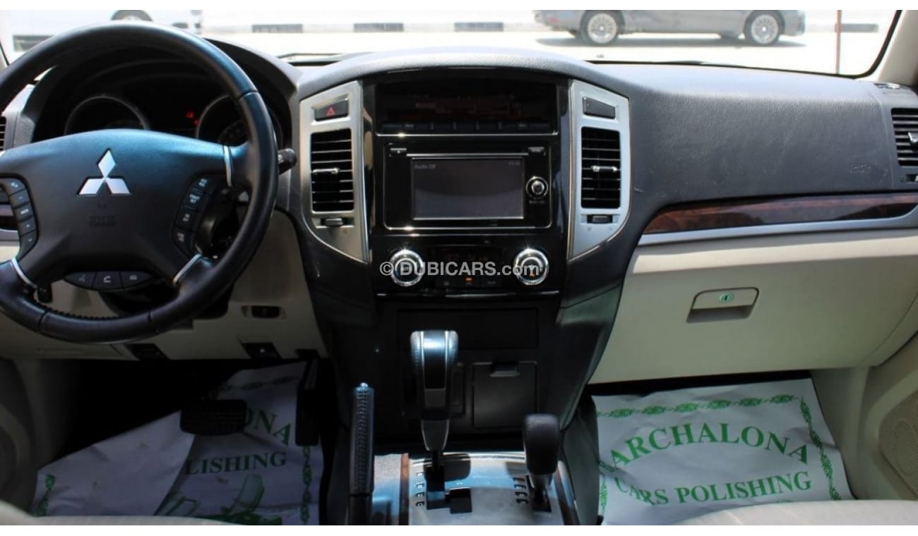 Mitsubishi Pajero GLS Mid ACCIDENTS FREE - GCC - ORIGINAL PAINT - MID OPTION - PERFECT CONDITION INSIDE OUT